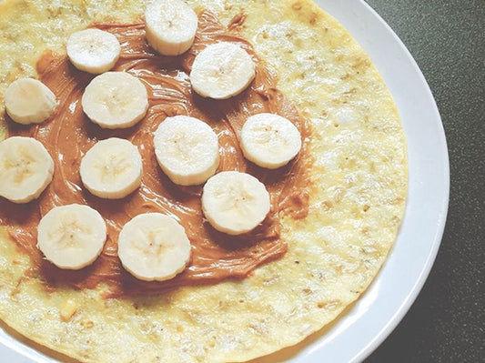 Chrupiący omlet z masłem orzechowym i bananami